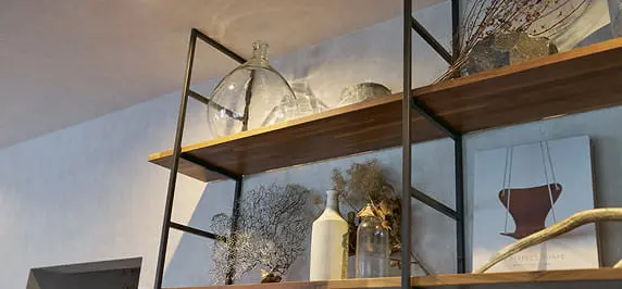 壁一面の本棚に囲まれた寝室。スライド窓から自然光が差し込み、読書好きには理想的な落ち着いたプライベート空間が広がる。