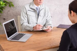 工務店の人と会話している画像